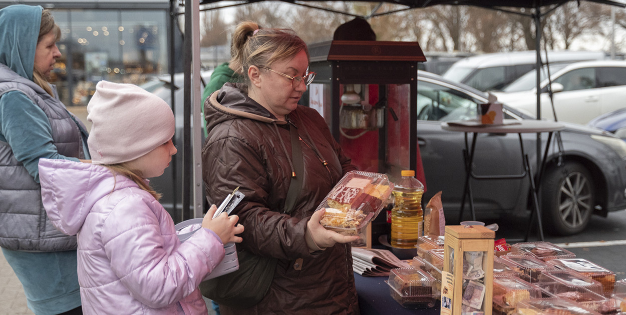 Kiermasz ciast dla Dagmarki przy drogerii dm