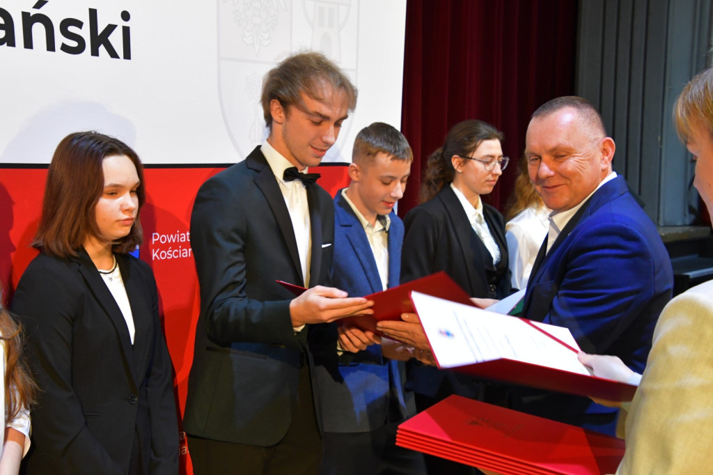 Stypendia i nagrody od starosty i powiatu