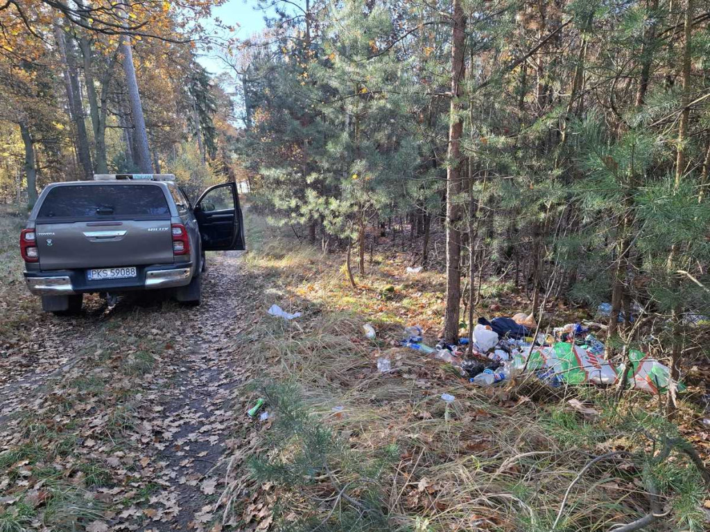 Wyrzucał śmieci do lasu