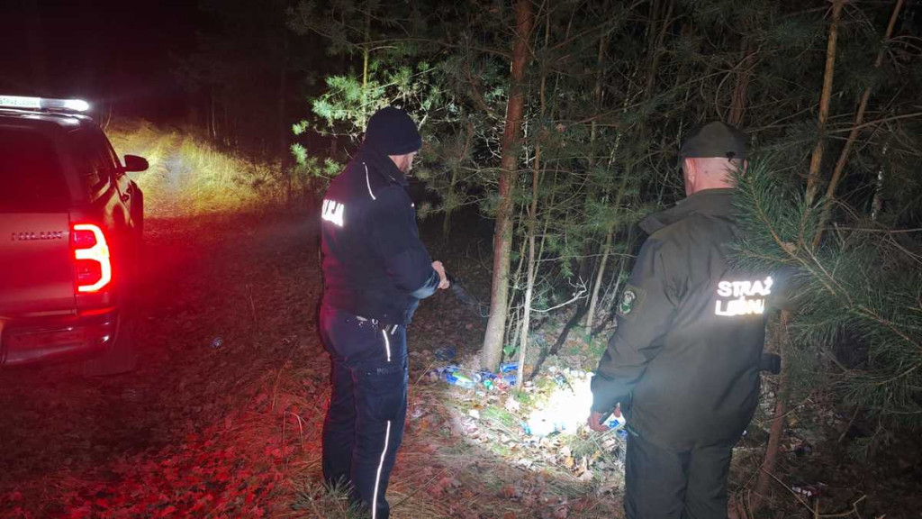 Wyrzucał śmieci do lasu