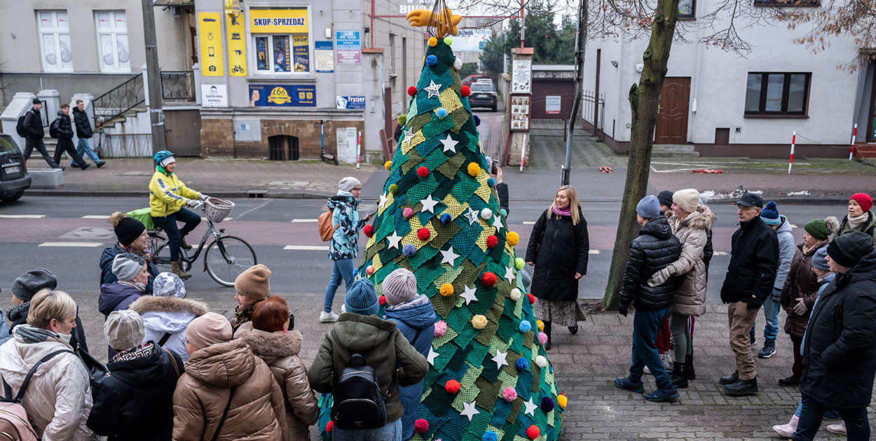 Dziergana choinka stanęła przed urzędem