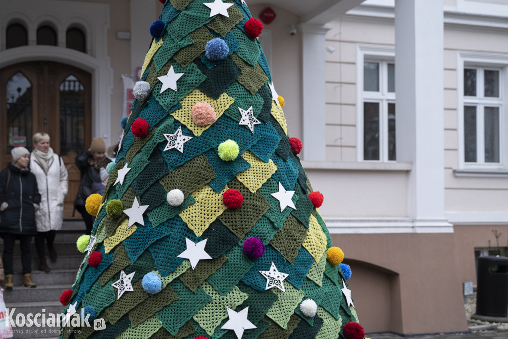 Dziergana choinka stanęła przed urzędem