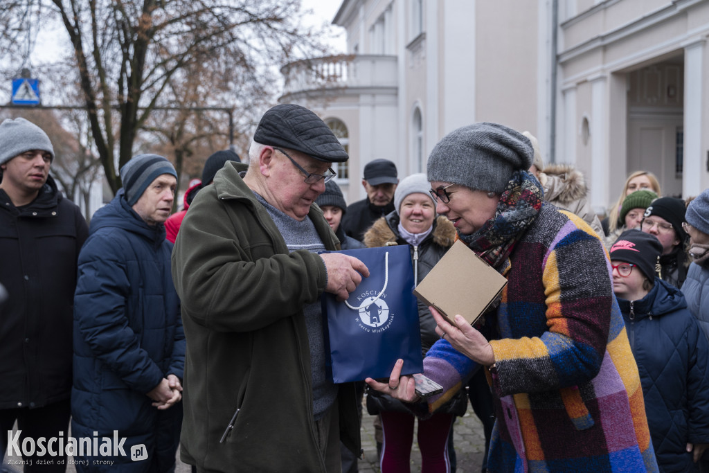 Dziergana choinka stanęła przed urzędem
