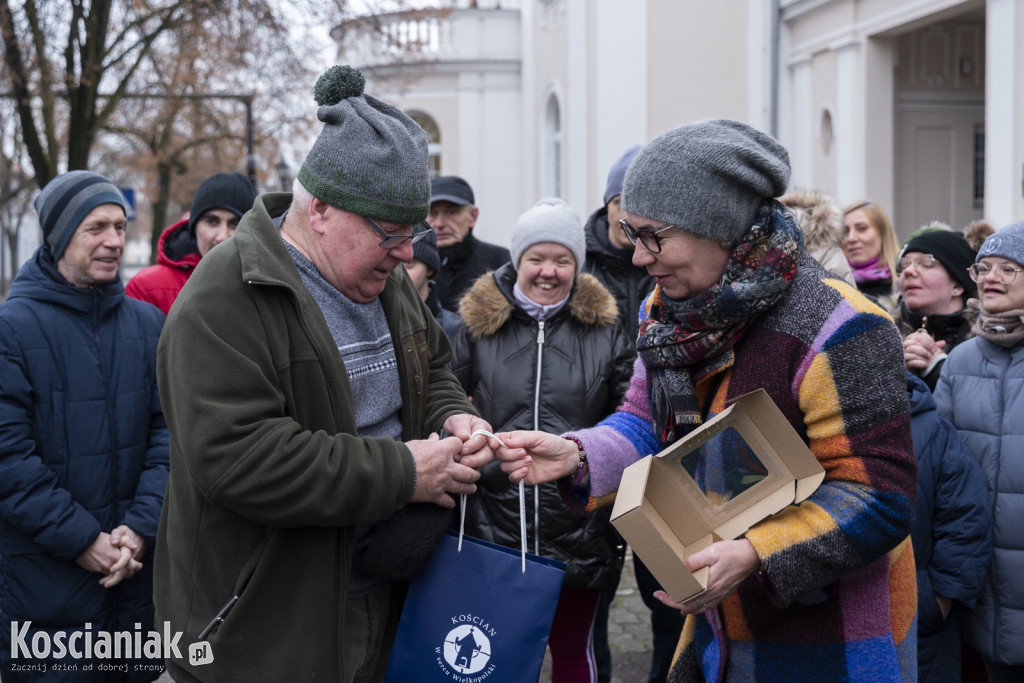 Dziergana choinka stanęła przed urzędem