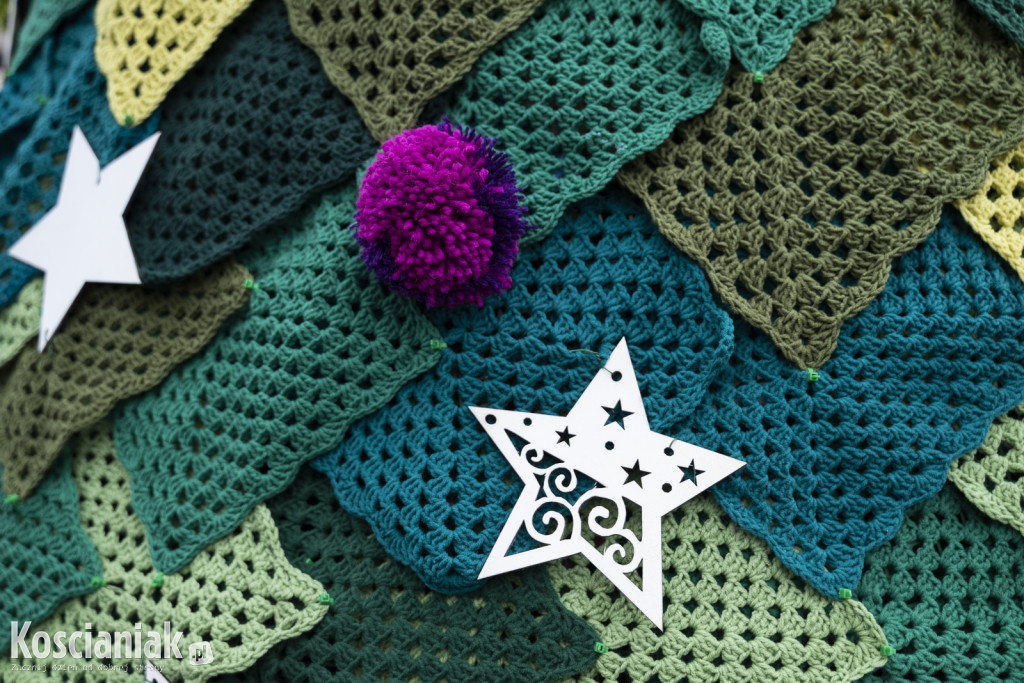 Dziergana choinka stanęła przed urzędem