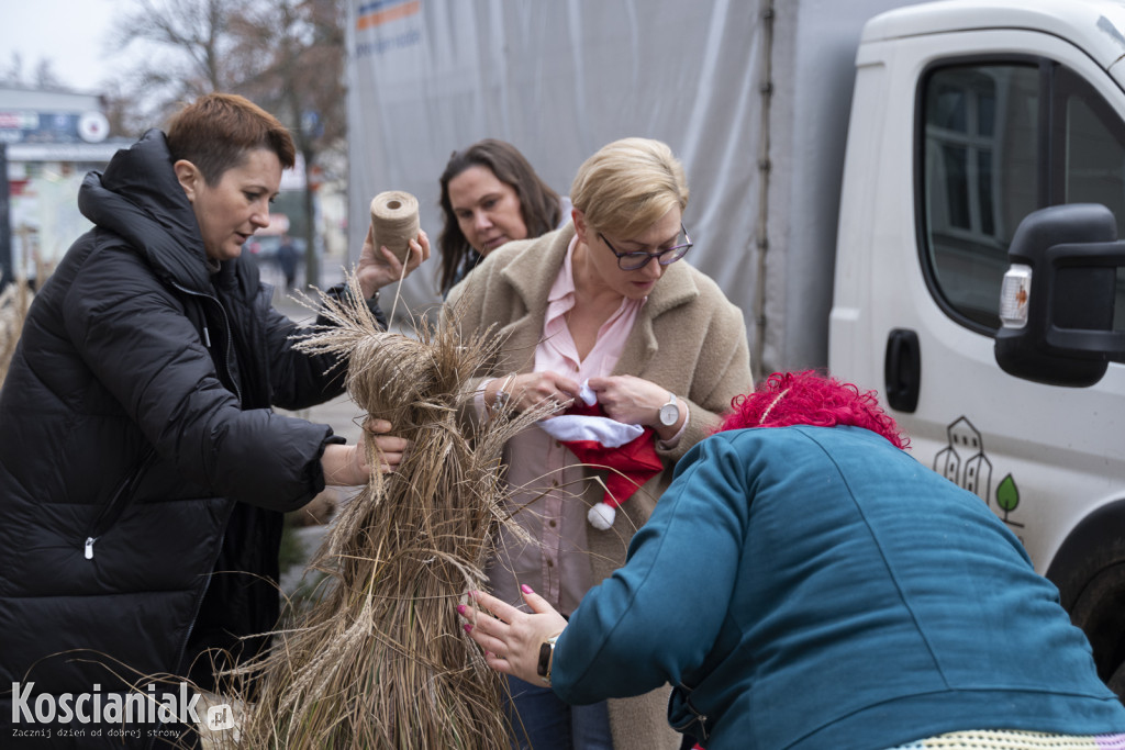 Dziergana choinka stanęła przed urzędem