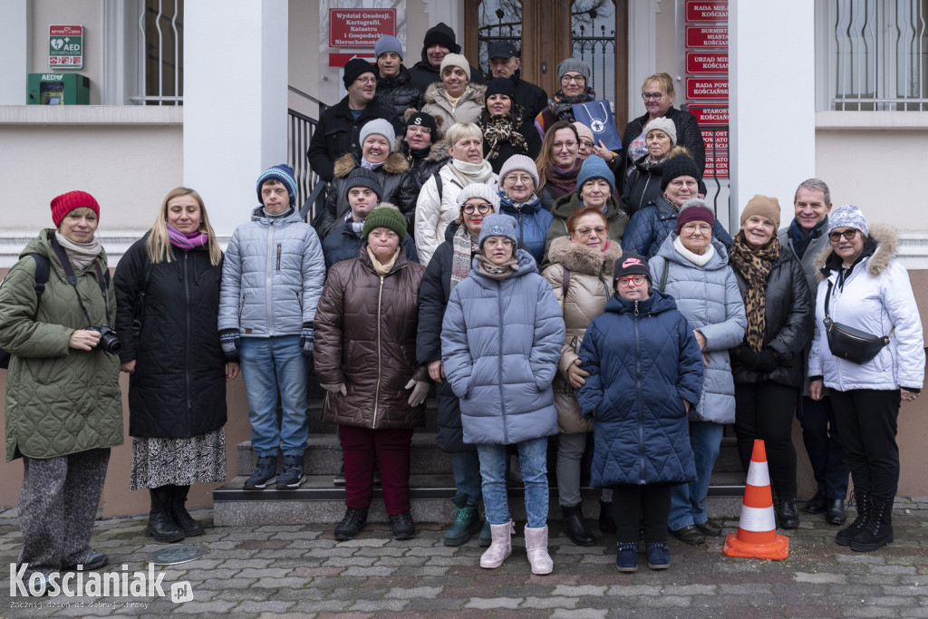Dziergana choinka stanęła przed urzędem