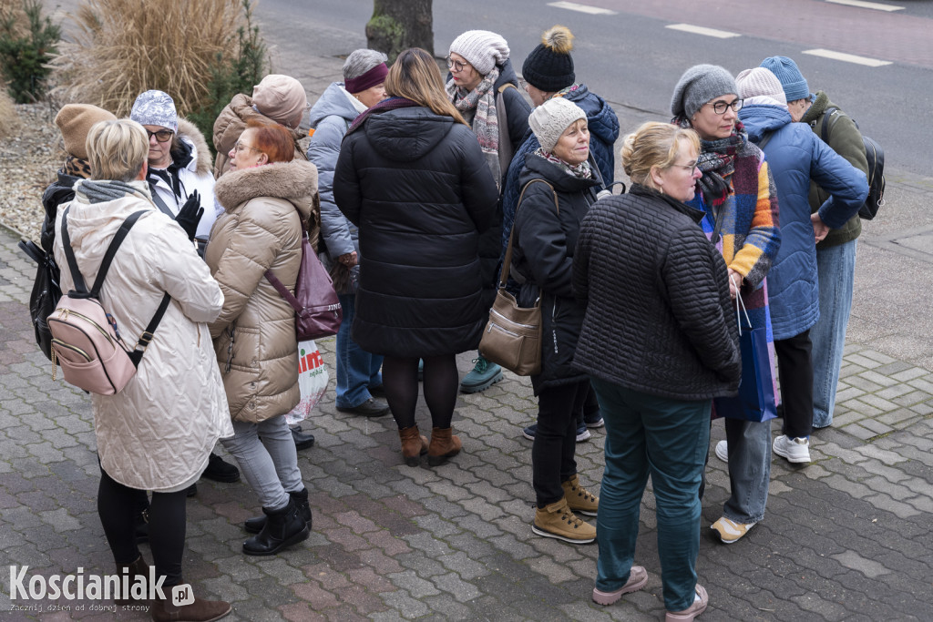 Dziergana choinka stanęła przed urzędem