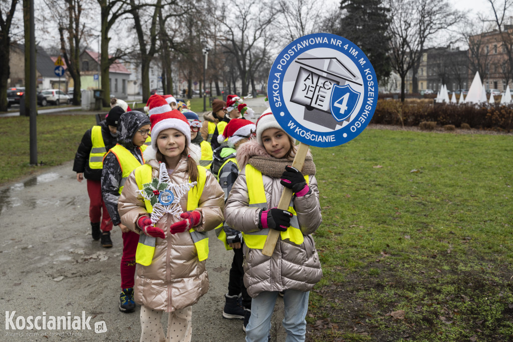 Wspólne dekorowanie choinki na Placu Wolności
