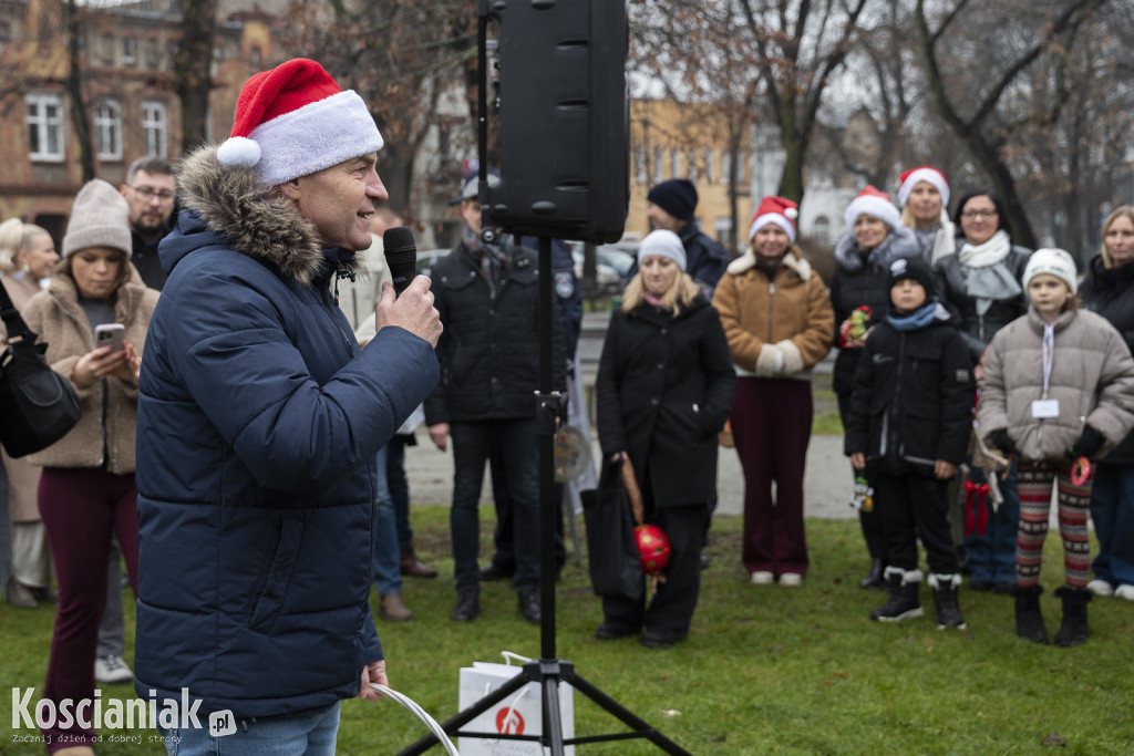 Wspólne dekorowanie choinki na Placu Wolności
