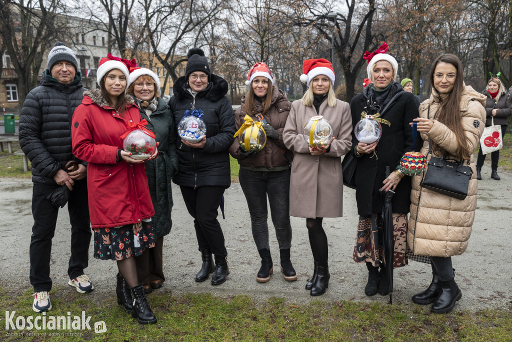 Wspólne dekorowanie choinki na Placu Wolności