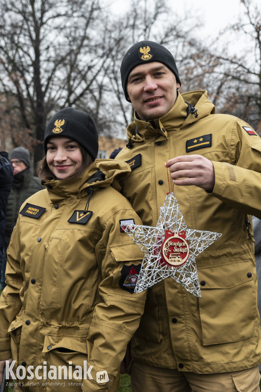 Wspólne dekorowanie choinki na Placu Wolności