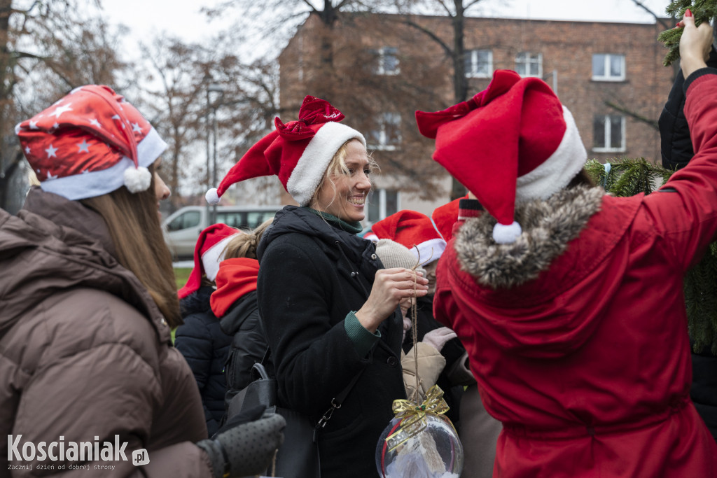 Wspólne dekorowanie choinki na Placu Wolności