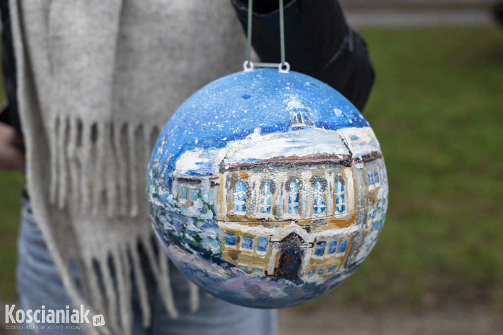 Wspólne dekorowanie choinki na Placu Wolności