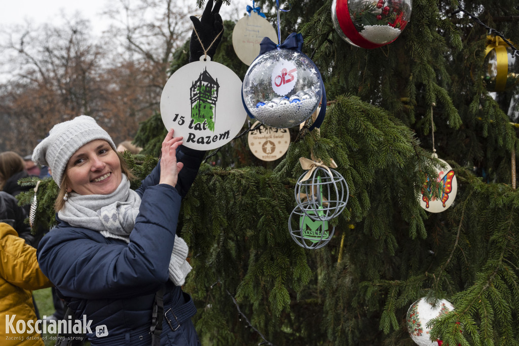 Wspólne dekorowanie choinki na Placu Wolności