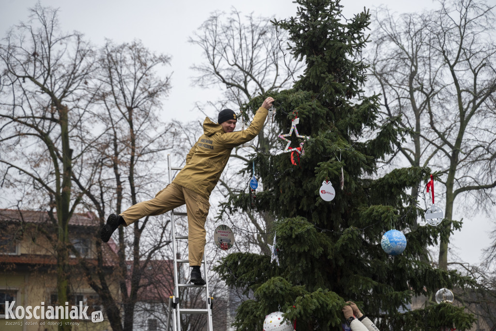 Wspólne dekorowanie choinki na Placu Wolności