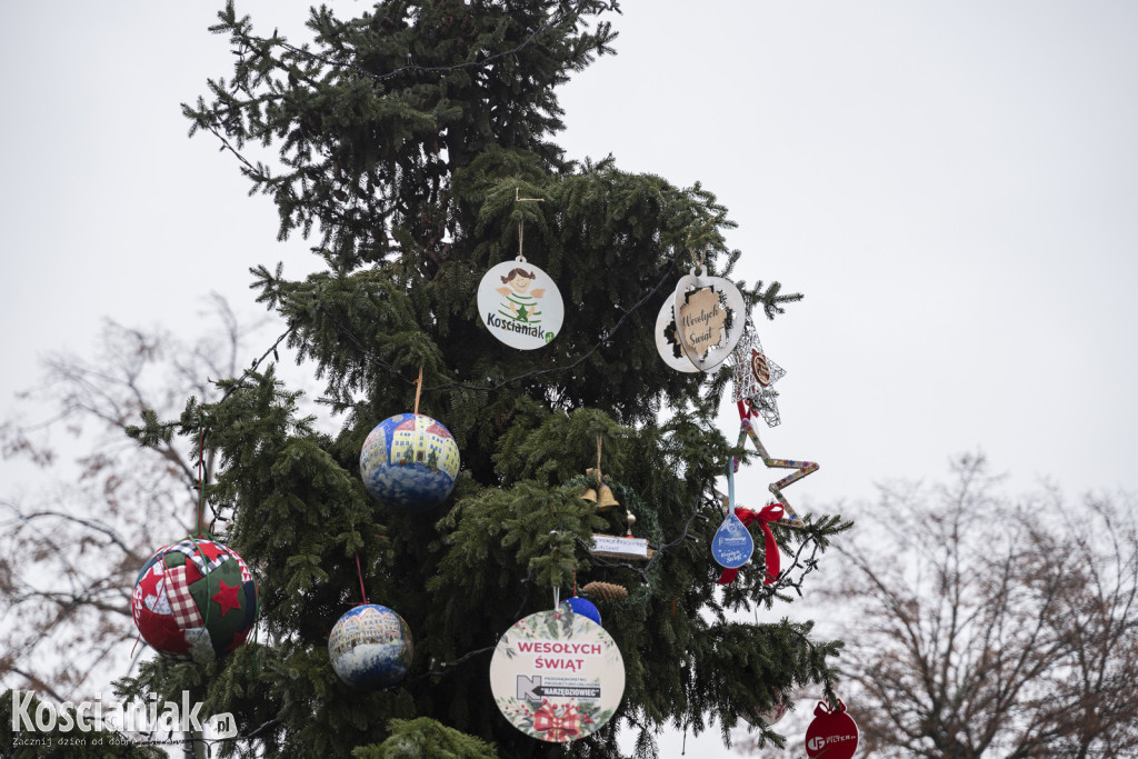 Wspólne dekorowanie choinki na Placu Wolności