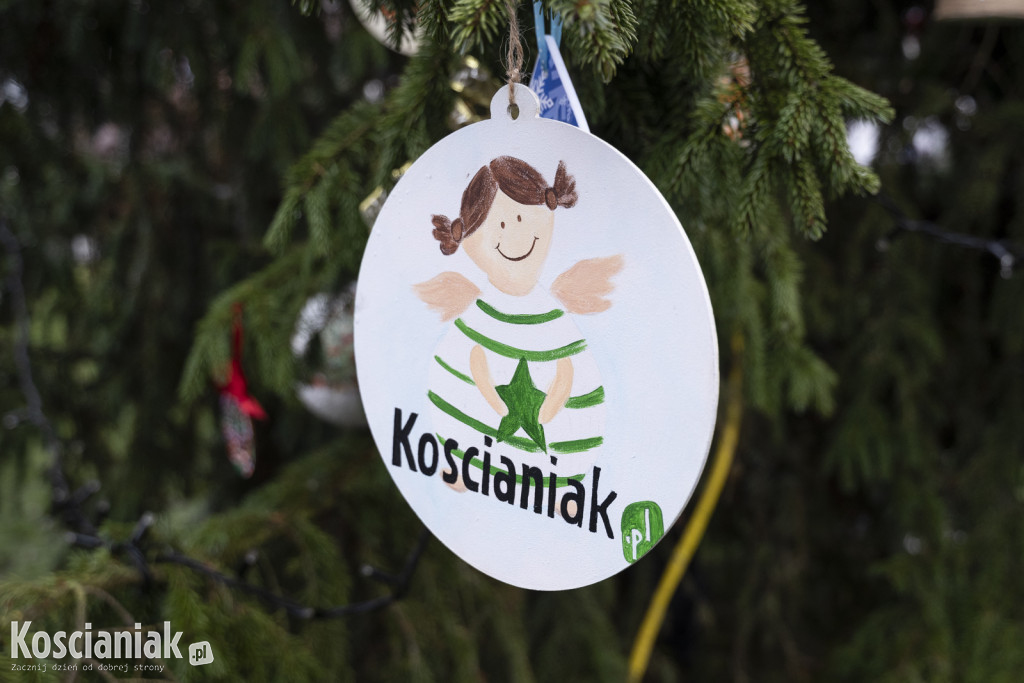 Wspólne dekorowanie choinki na Placu Wolności