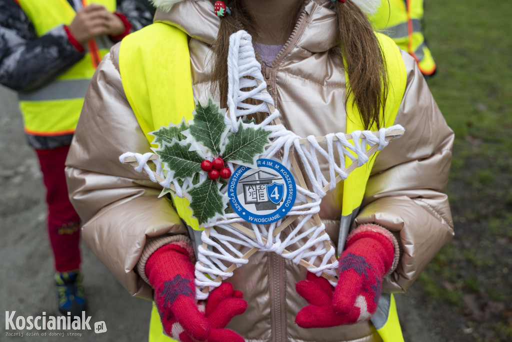 Wspólne dekorowanie choinki na Placu Wolności