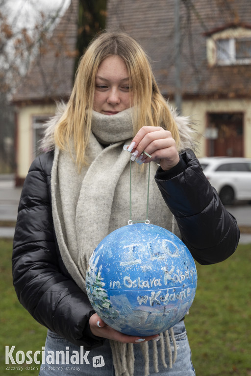 Wspólne dekorowanie choinki na Placu Wolności