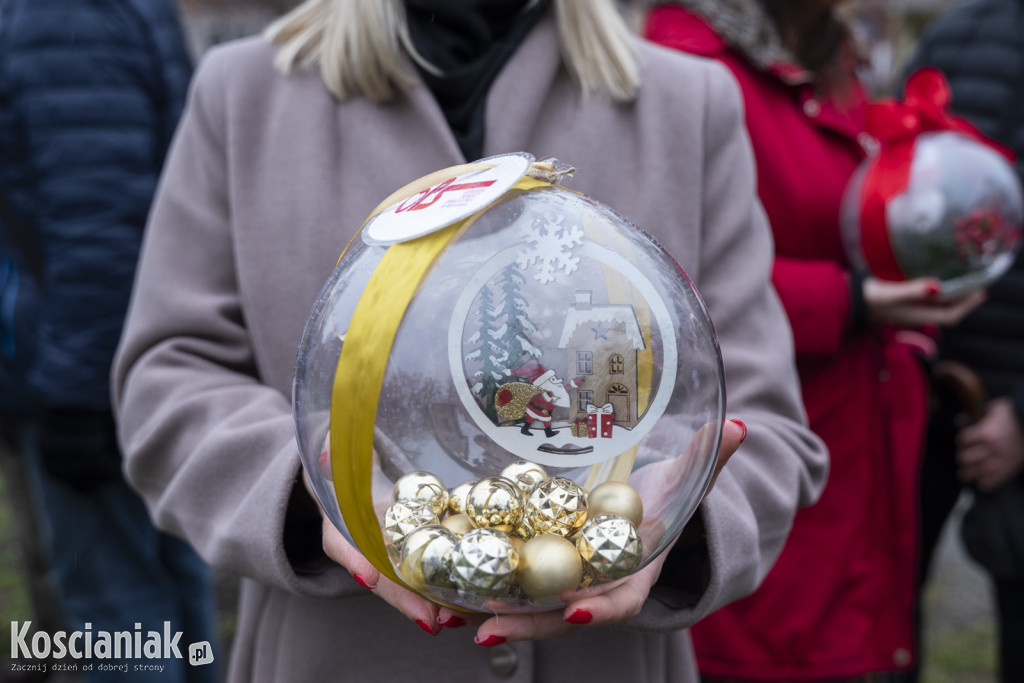 Wspólne dekorowanie choinki na Placu Wolności