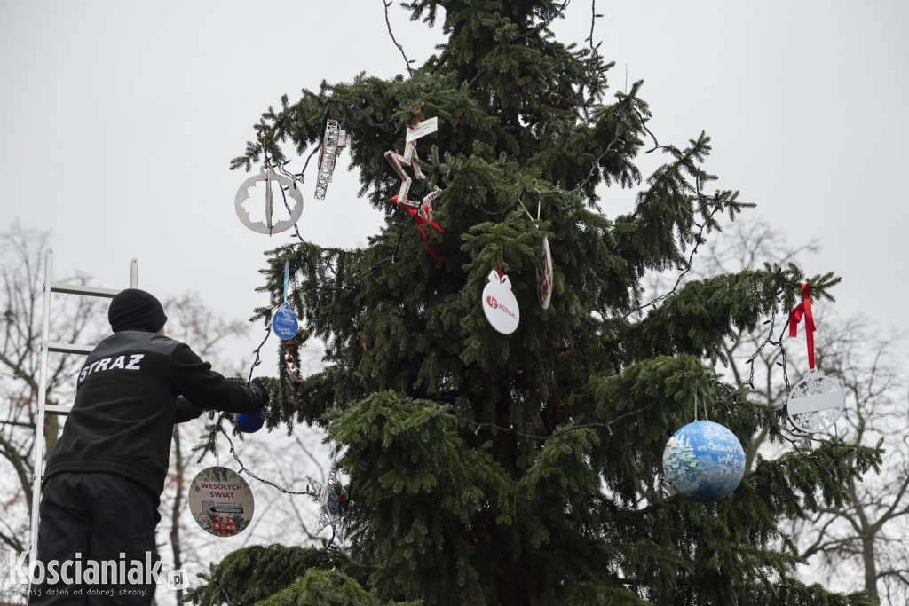Wspólne dekorowanie choinki na Placu Wolności