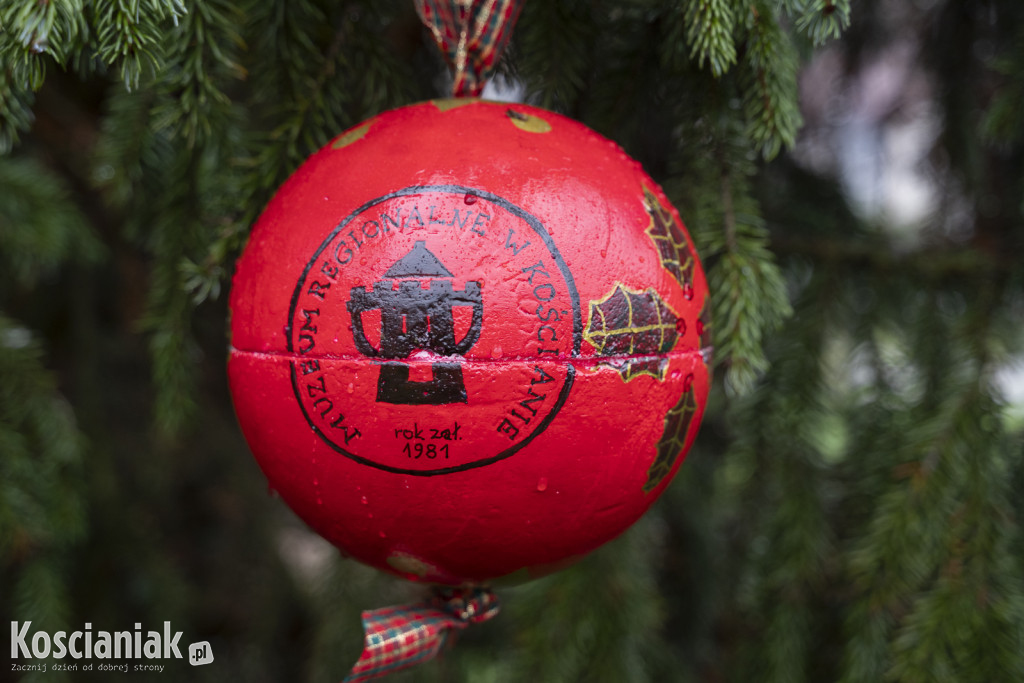 Wspólne dekorowanie choinki na Placu Wolności