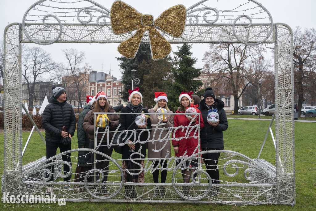 Wspólne dekorowanie choinki na Placu Wolności