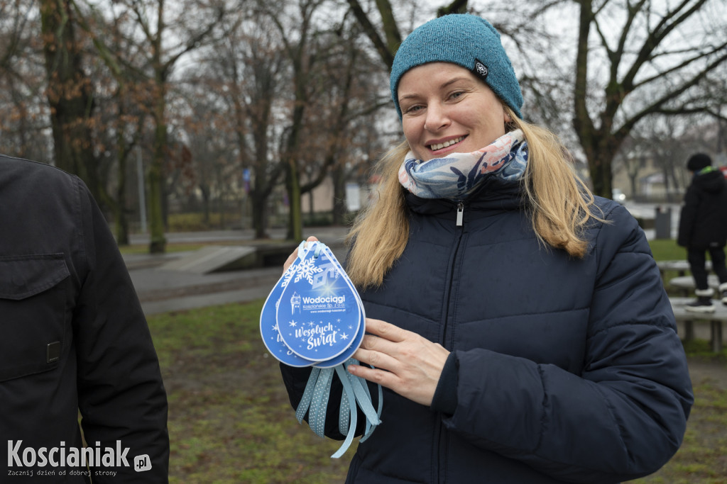 Wspólne dekorowanie choinki na Placu Wolności