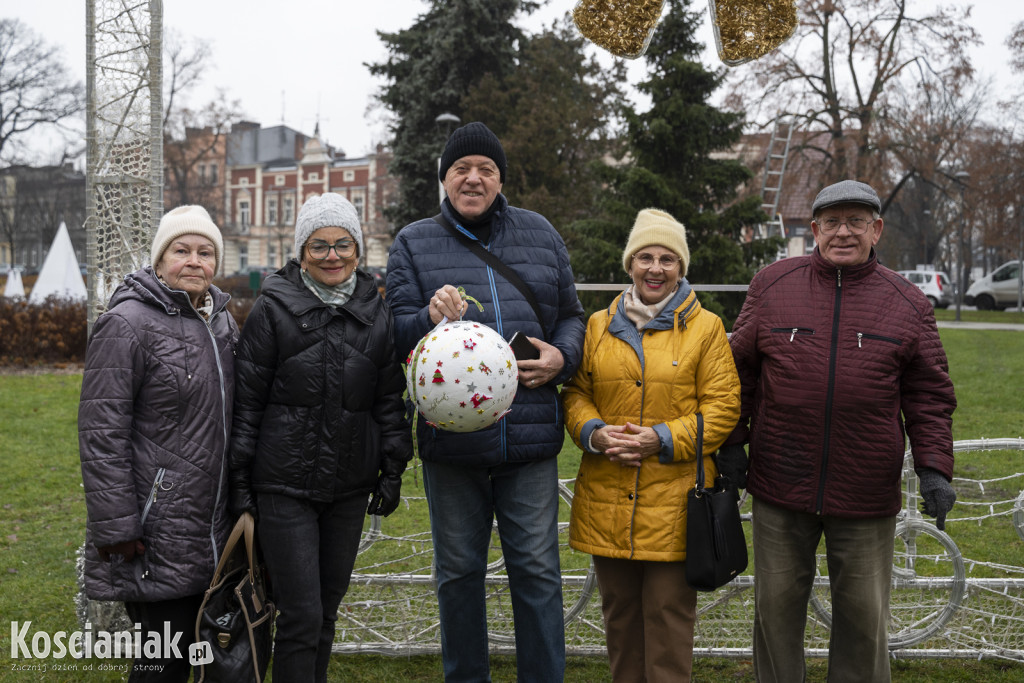 Wspólne dekorowanie choinki na Placu Wolności