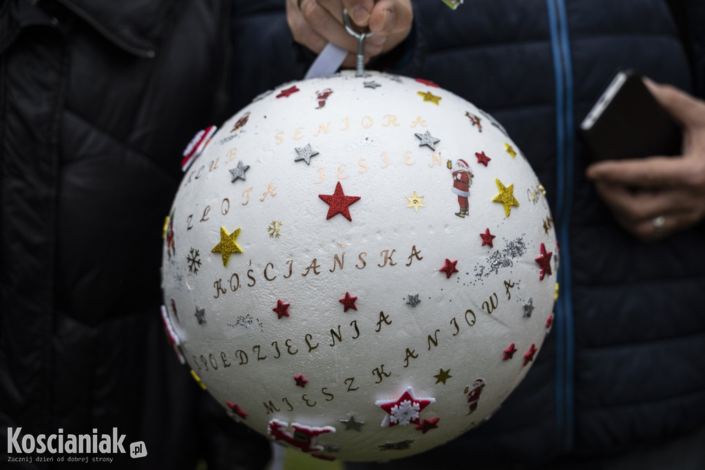 Wspólne dekorowanie choinki na Placu Wolności