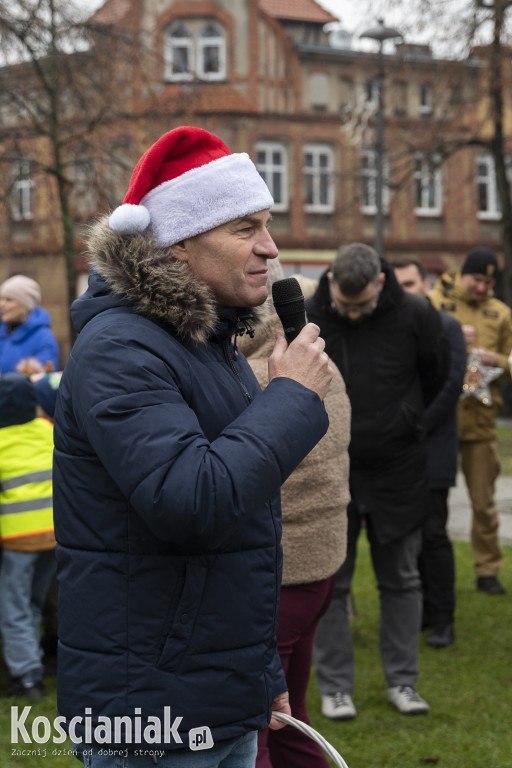 Wspólne dekorowanie choinki na Placu Wolności