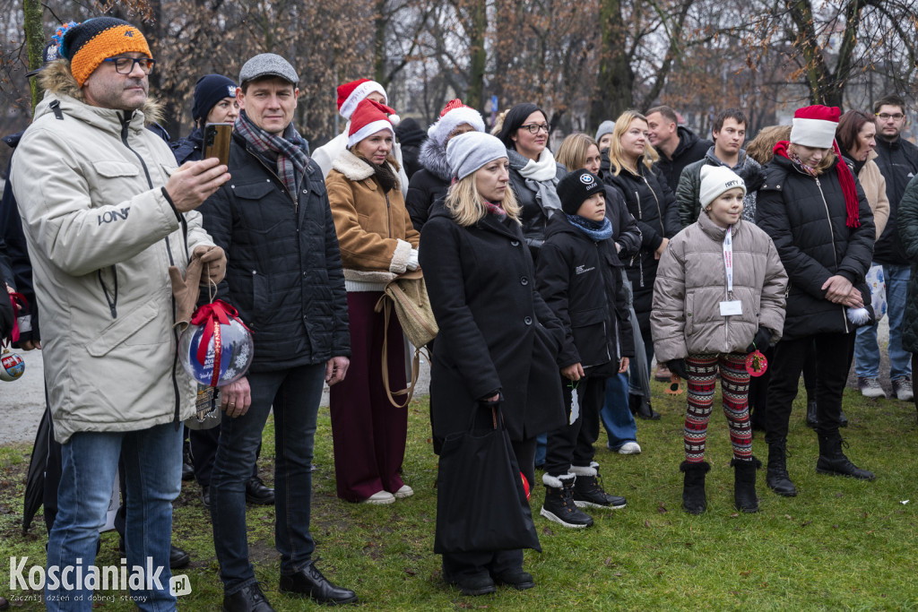 Wspólne dekorowanie choinki na Placu Wolności