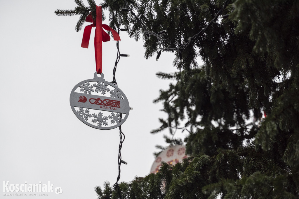 Wspólne dekorowanie choinki na Placu Wolności
