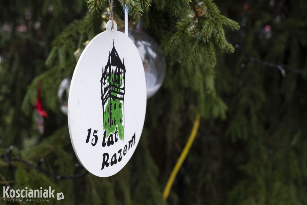 Wspólne dekorowanie choinki na Placu Wolności