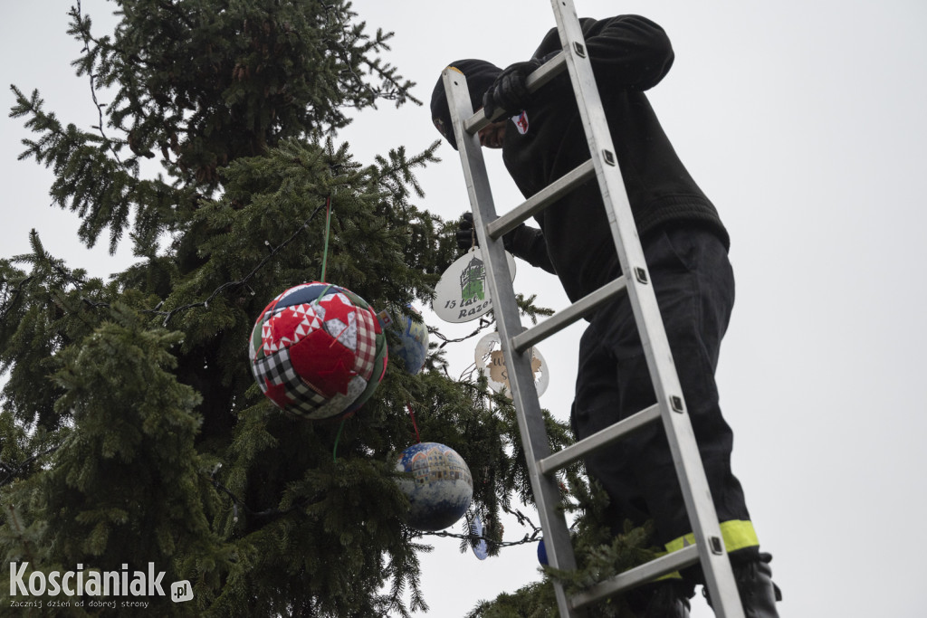 Wspólne dekorowanie choinki na Placu Wolności