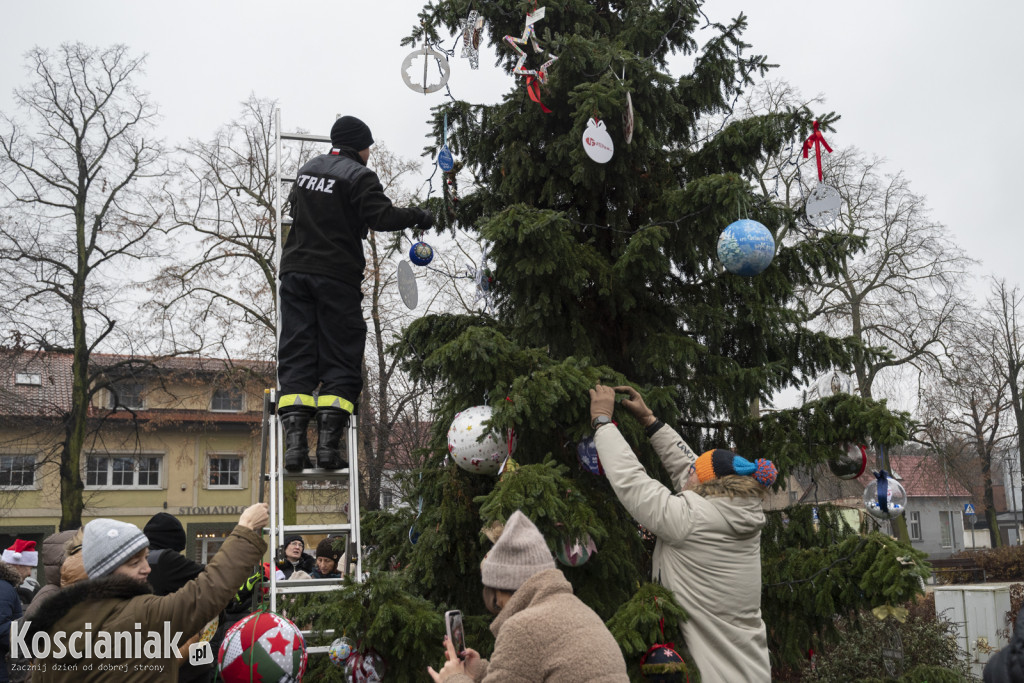 Wspólne dekorowanie choinki na Placu Wolności