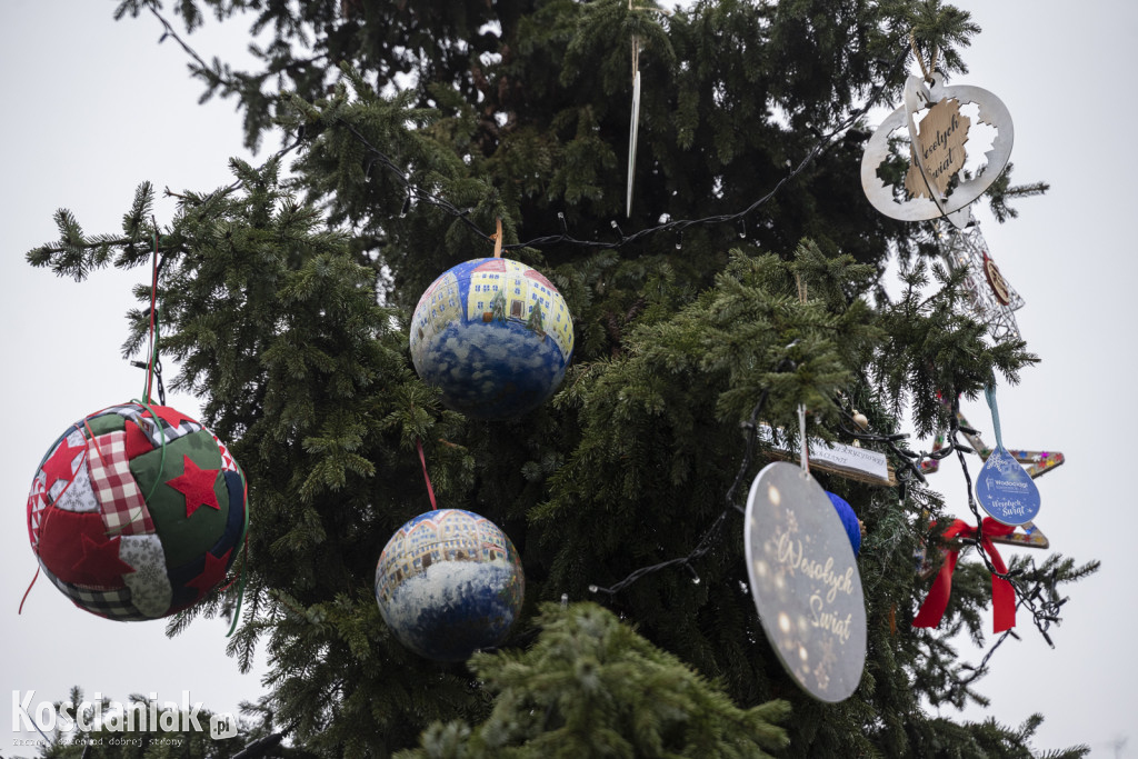 Wspólne dekorowanie choinki na Placu Wolności