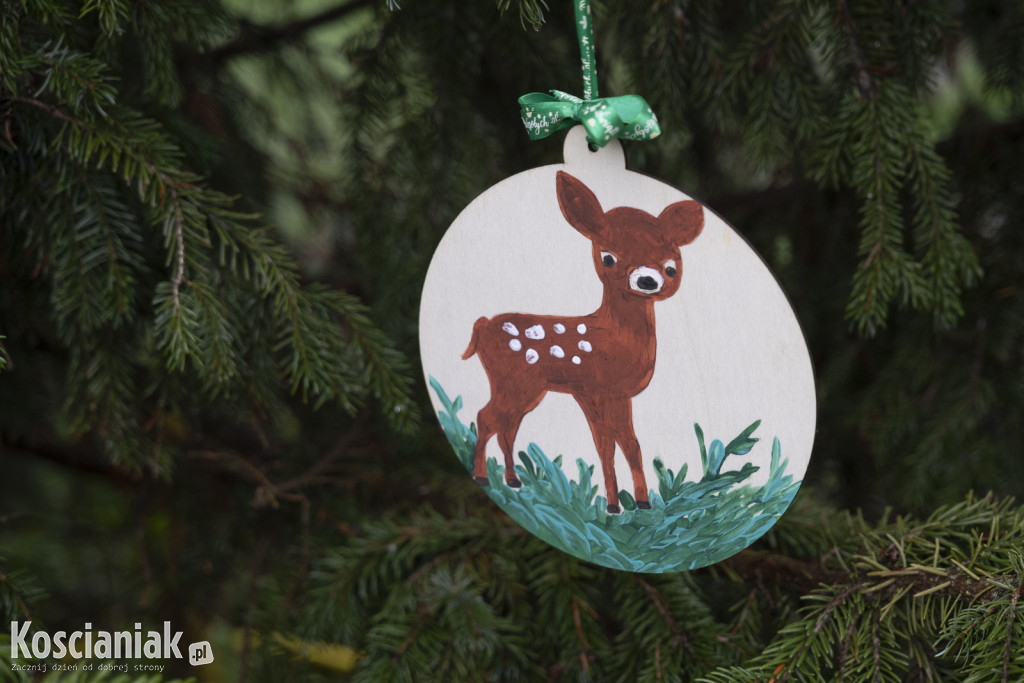 Wspólne dekorowanie choinki na Placu Wolności