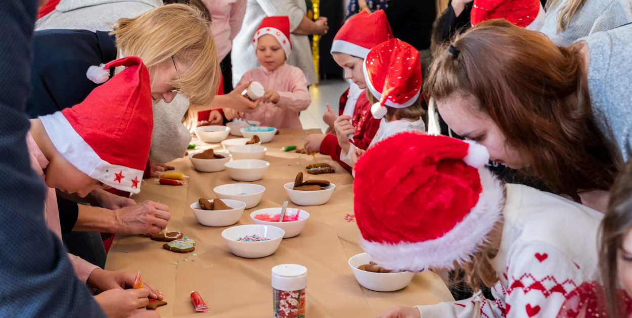 Wspólne zdobienie pierników z Dziećmi Niezwykłymi