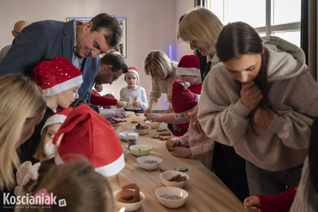 Wspólne zdobienie pierników z Dziećmi Niezwykłymi