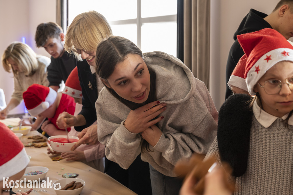 Wspólne zdobienie pierników z Dziećmi Niezwykłymi