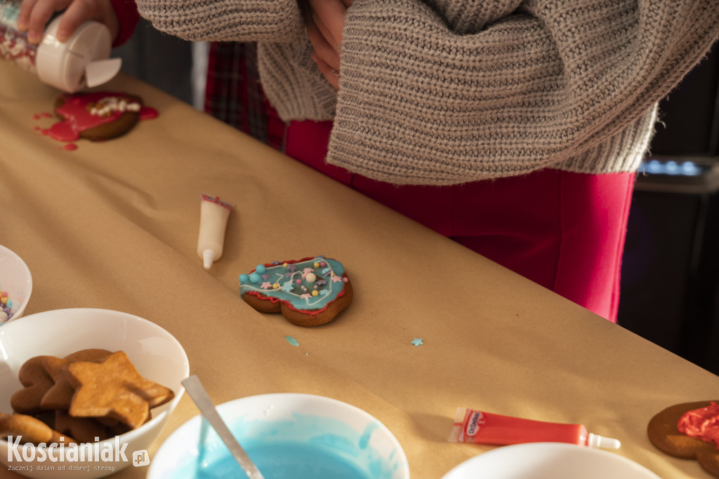 Wspólne zdobienie pierników z Dziećmi Niezwykłymi