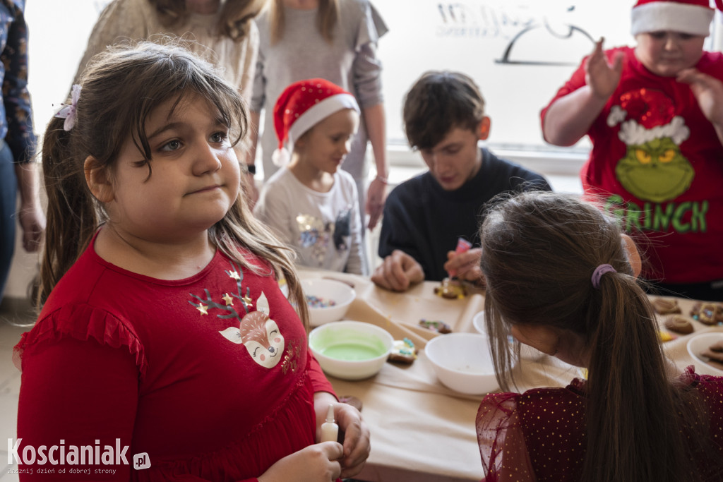 Wspólne zdobienie pierników z Dziećmi Niezwykłymi