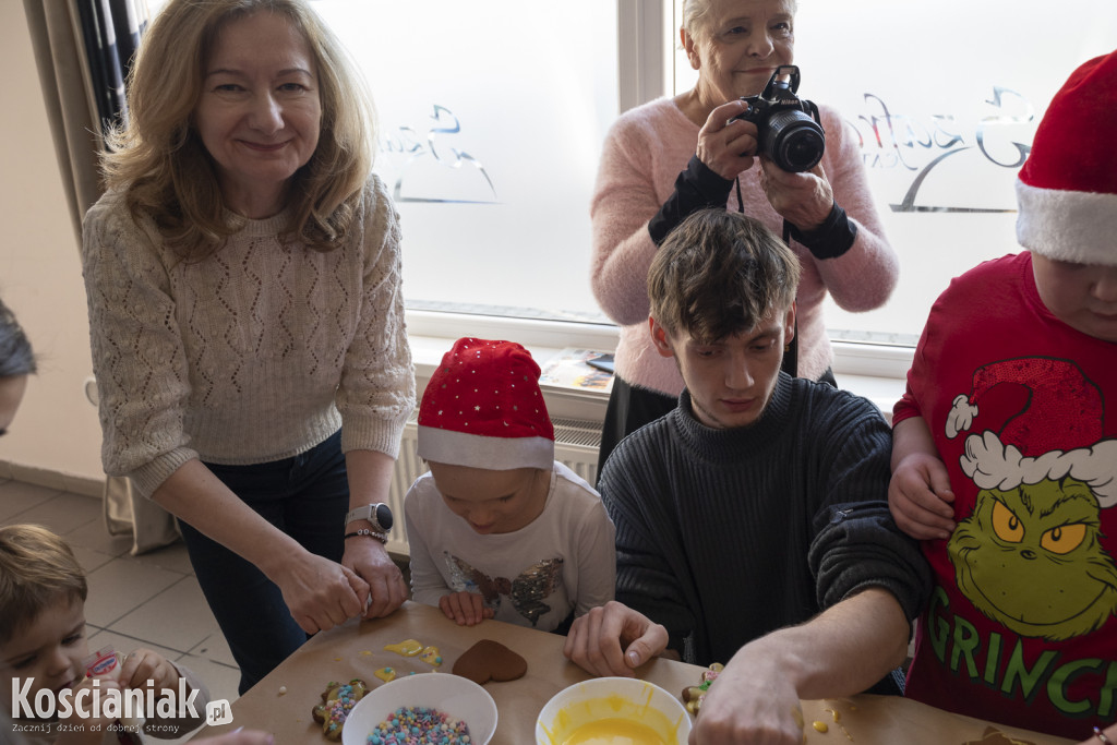 Wspólne zdobienie pierników z Dziećmi Niezwykłymi