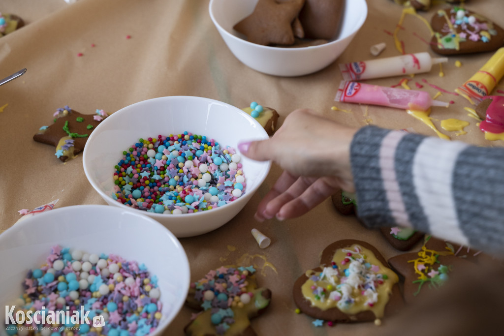 Wspólne zdobienie pierników z Dziećmi Niezwykłymi