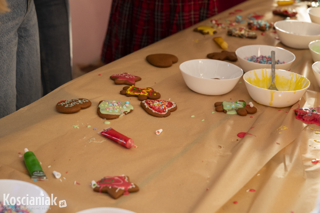 Wspólne zdobienie pierników z Dziećmi Niezwykłymi