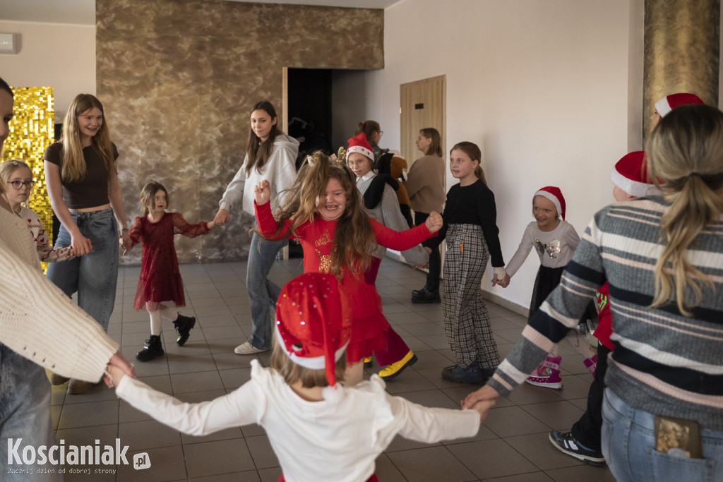 Wspólne zdobienie pierników z Dziećmi Niezwykłymi