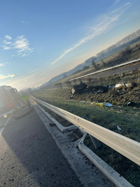 Auto wypadło z drogi na S5 i dachowało