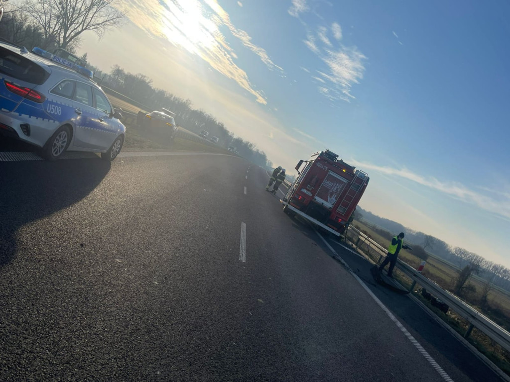 Auto wypadło z drogi na S5 i dachowało
